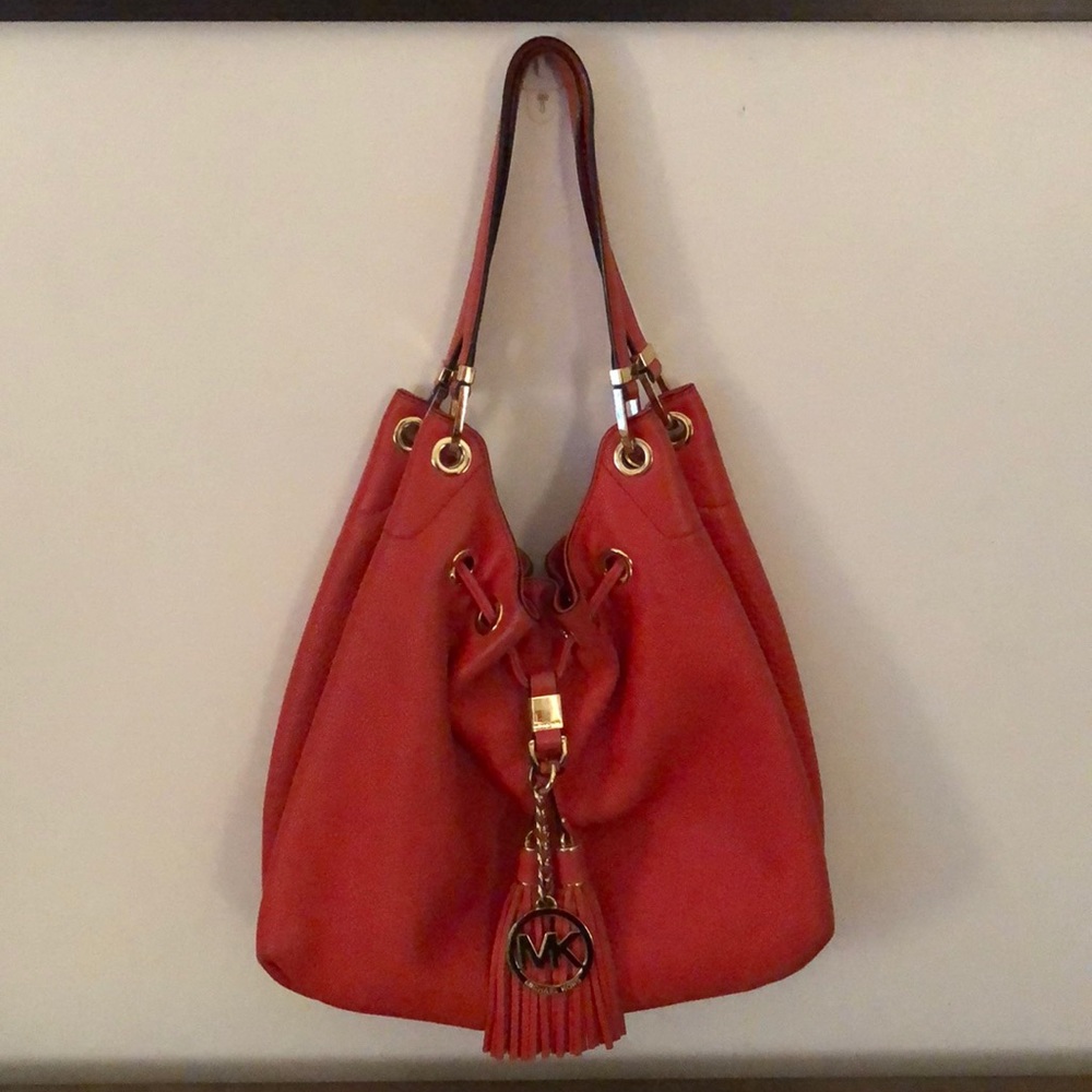 My favorite purse, pretty and nice color.